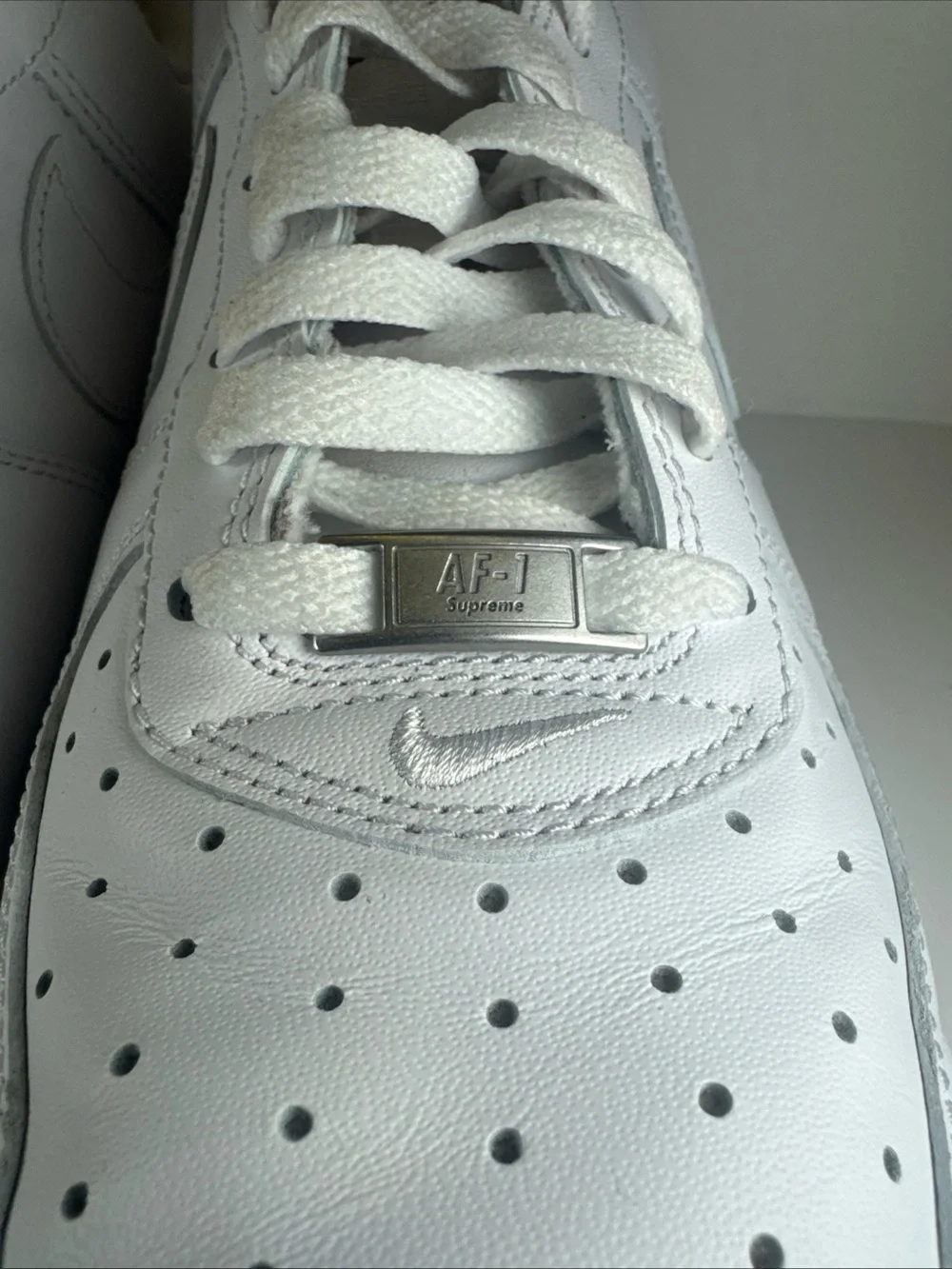 Nike x Supreme White Air Force 1 Low Men’s Size 11 Sneakers